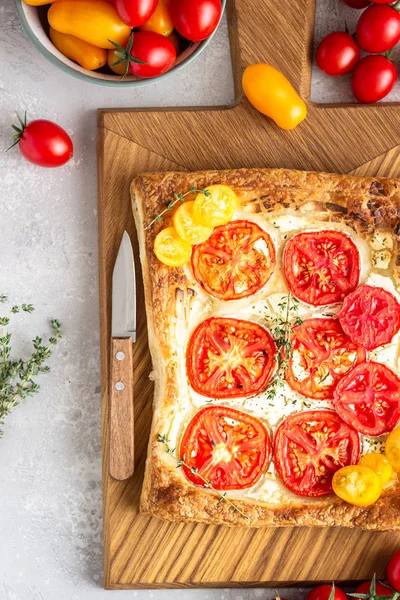 Rajčatové Tart Dechové Pečivo Korunované Krémovým Sýrem Nebo Ricotta Rajčaty — Stock fotografie