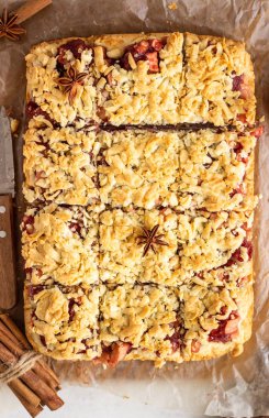 Kırmızı meyve reçeli, baharat ve ufalanmış ile Elma pasta barlar. Crumble kek. Açık gri arka plan.