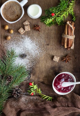 Yeni yıl ağaç dalları, koniler, baharatlar ve kopya alanı ile ahşap arka plan üzerinde bir fincan kahve. Tatil kahvaltısı. Noel ve Yeni yıl gıda arka plan.