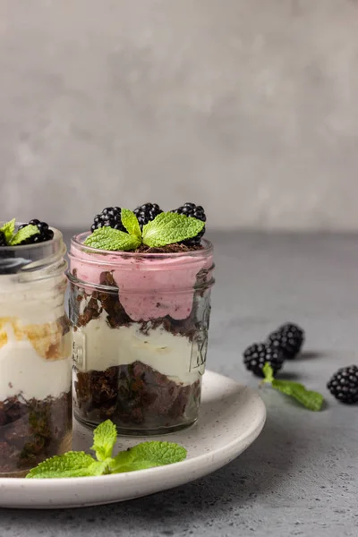 Dreischichtige Desserts Mit Vanille Und Schokoladenkuchen Schlagsahne Und Brombeeren Einmachgläsern — Stockfoto
