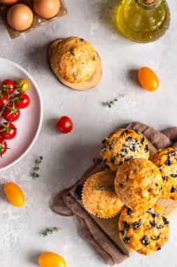 Güneşte kurutulmuş domates ve zeytin ile tuzlu kekler.