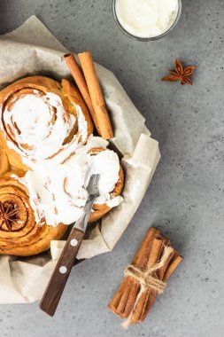 Tarçın rulo (Cinnabon) krem peynir krema ile dökme demir tavada pişirilir. Kanelbullens dag.