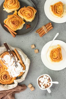 Tarçın rulo (Cinnabon) krem peynir krema ile dökme demir tavada pişirilir. Kanelbullens dag.