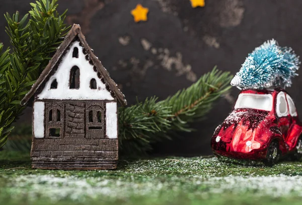 Wintermärchenlandschaft Ferienhaus Mit Warmem Licht Miniatur Rotes Auto Mit Weihnachtsbaum — Stockfoto