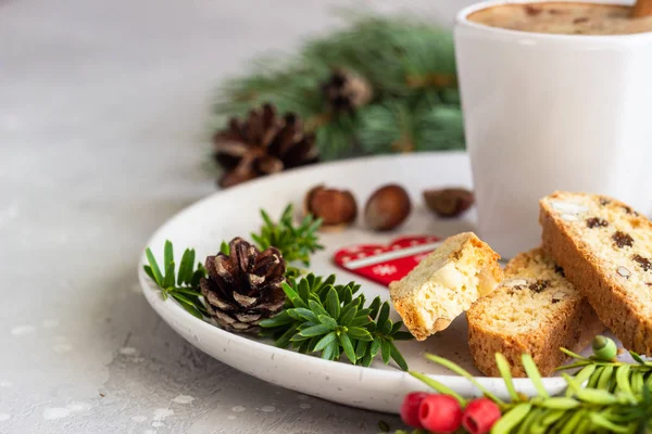 Italské Domácí Biscottiho Sušenky Nebo Cantuccini Lískovými Oříšky Šálek Kávy — Stock fotografie