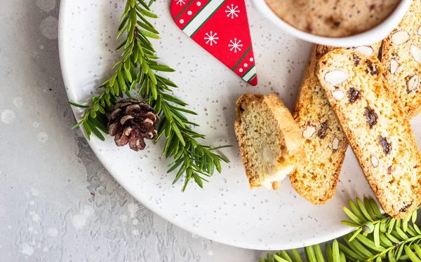 Italské Domácí Biscottiho Sušenky Nebo Cantuccini Lískovými Oříšky Šálek Kávy — Stock fotografie