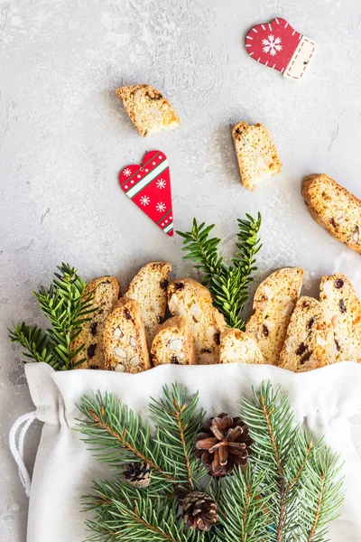 Plátěný Pytel Tradičními Italskými Sušenky Biscotti Nebo Cantuccini Lískovými Oříšky — Stock fotografie