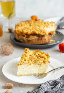 Cheesecake veya güveç süzme peynir, portakal reçeli ve crumble ile. Sağlıklı tatlı.