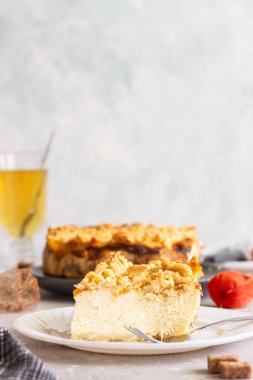 Cheesecake veya güveç süzme peynir, portakal reçeli ve crumble ile. Sağlıklı tatlı.