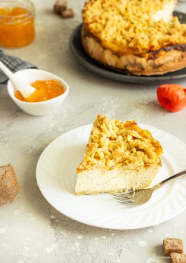 Cheesecake veya güveç süzme peynir, portakal reçeli ve crumble ile. Sağlıklı tatlı.