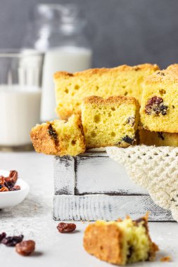 Kuru üzümlü ev yapımı kek. Pound pasta. Sütlü lezzetli kahvaltı. 