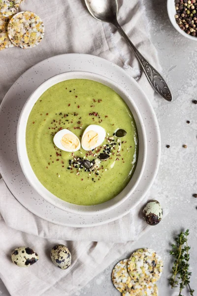 Detox Brócolis Sopa Creme Verde Com Mistura Sementes Ovo Codorna — Fotografia de Stock