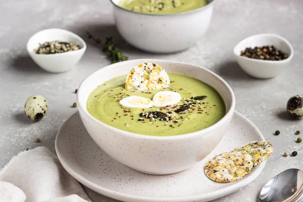 Sopa Creme Verde Brócolis Detox Com Mistura Sementes Ovo Codorna — Fotografia de Stock