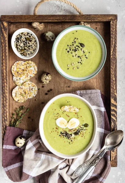 Sopa Creme Brócolis Verde Com Ovo Codorna Bolachas Mistura Sementes — Fotografia de Stock