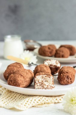 Krem peyniri ya da kakao tozlu süzme peynir barları. Protein çubuğu. Peynir kaplı kakaolu tatlı..