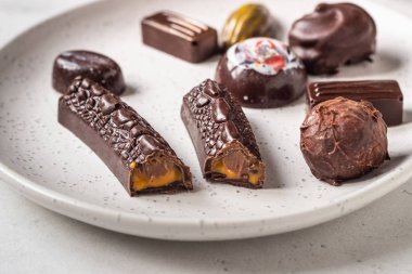 Seramik tabakta çeşitli çikolatalı şekerler.. 