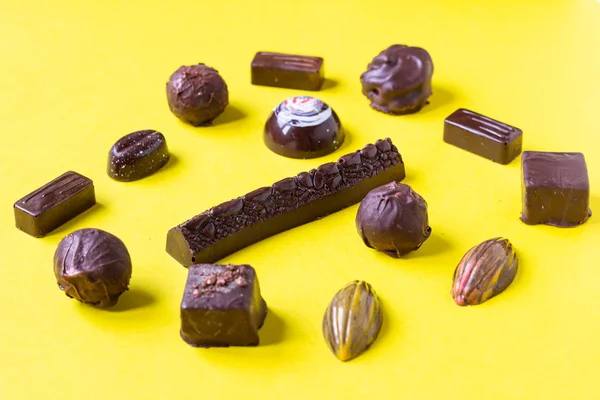 Délicieux Bonbons Chocolat Sur Fond Papier Jaune — Photo