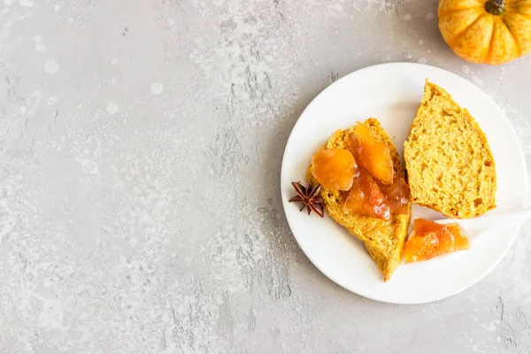 Traditionellt Engelskt Kök Frukost Med Kryddiga Pumpor Kopp Och Mjölk — Stockfoto