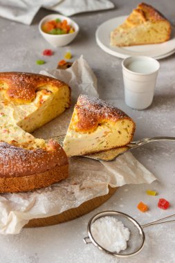 Süzme peynirli turta, tahta kesme tahtasına sütle doluyor. Sağlıklı çocuklar kahvaltı ya da atıştırmalık.
