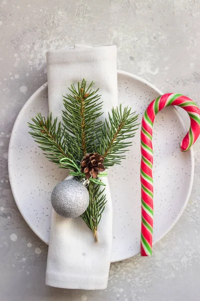 Açık Gri Arkaplan Fotokopi Alanı Ile Süslenmiş Noel Veya Yeni — Stok fotoğraf