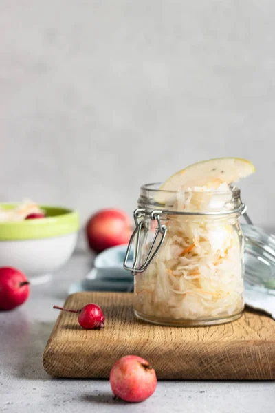 Sauerkraut Mit Apfel Glas Fermentierter Kohl Probiotika Nahrung Traditionelle Winterkost — Stockfoto