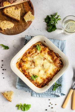 Tavuklu fırında graten, peynirli domates soslu sebze. Seramik tabakta tavuk güveci..