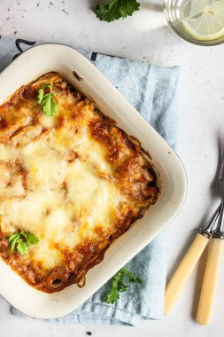 Tavuklu fırında graten, peynirli domates soslu sebze. Seramik tabakta tavuk güveci..