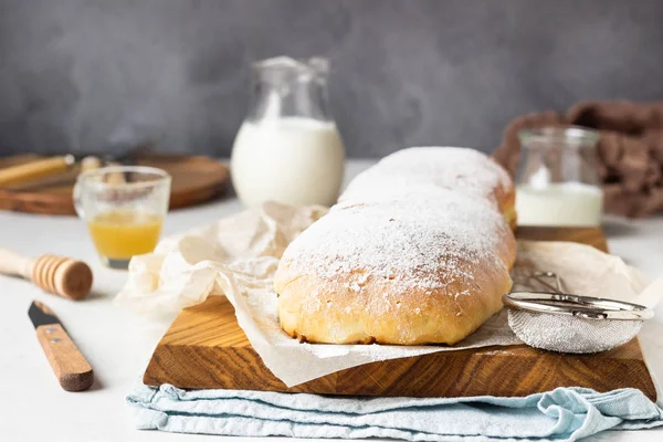 Rolka Maku Lub Strudel Drewnianej Desce Posypane Cukrem Pudrem Tradycyjne — Zdjęcie stockowe