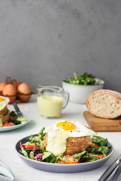 Croque Madame Gorąca Francuska Kanapka Szynką Topiony Ser Ementowy Jajko — Zdjęcie stockowe