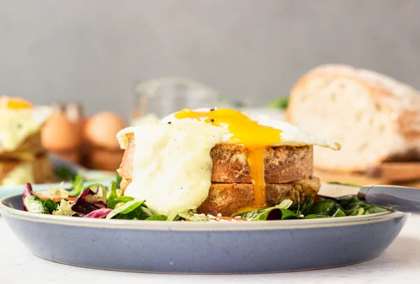 Croque Madame Heißes Französisches Sandwich Mit Schinken Geschmolzenem Emmentalkäse Spiegelei — Stockfoto