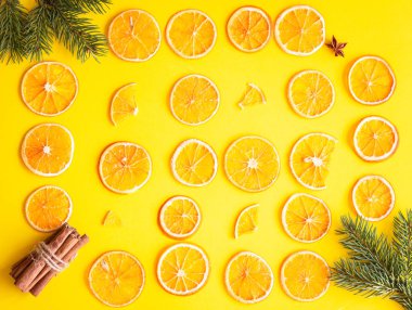 Kurutulmuş portakal suyu. Makro, üst manzara. Yemek çerçevesi. Turuncu arka plan. Noel ya da Yeni Yıl konsepti.