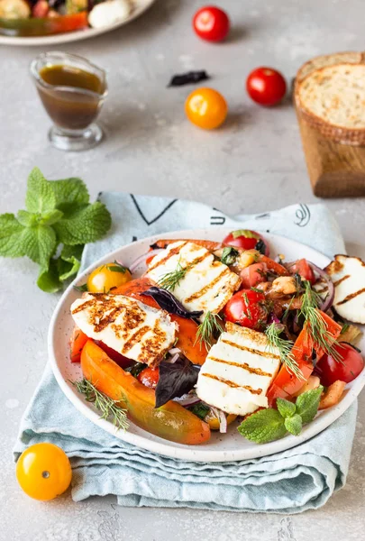 Paradicsom Sült Bors Hagyma Saláta Grillezett Haloumi Sajttal Halloumi Keto — Stock Fotó