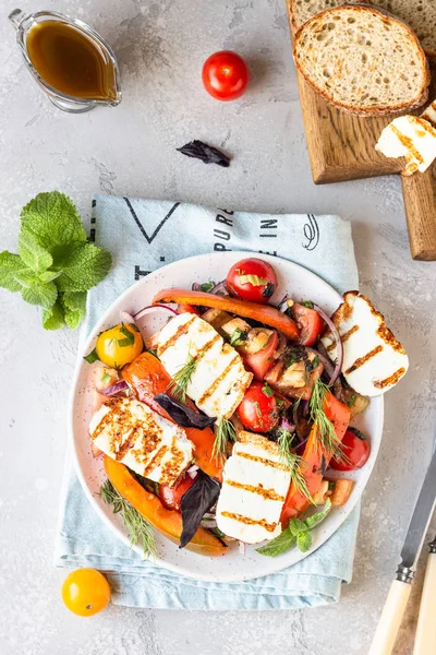 トマト 焼き唐辛子 玉ねぎのサラダに塩水チーズ ほろみ を添えます 健康的な食生活 — ストック写真