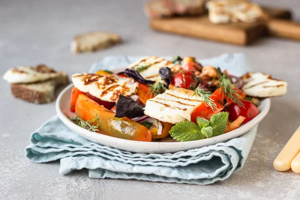 トマト 焼き唐辛子 玉ねぎのサラダに塩水チーズ ほろみ を添えます 健康的な食生活 — ストック写真