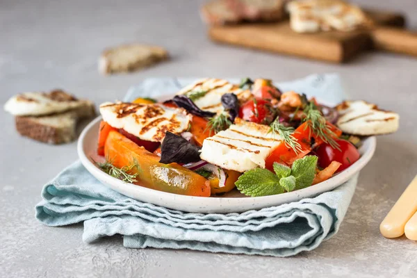 Tomaat Gebakken Peper Uiensalade Met Gegrilde Haloumi Kaas Halloumi Keto — Stockfoto