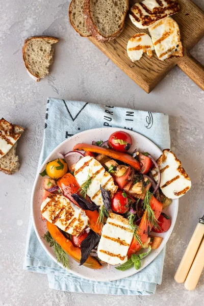 Insalata Pomodoro Pepe Forno Cipolla Con Haloumi Alla Griglia Halloumi — Foto Stock