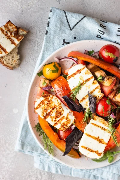 Insalata Pomodoro Pepe Forno Cipolla Con Haloumi Alla Griglia Halloumi — Foto Stock