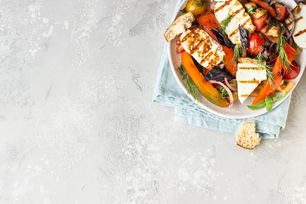 Insalata Pomodoro Pepe Forno Cipolla Con Haloumi Alla Griglia Halloumi — Foto Stock