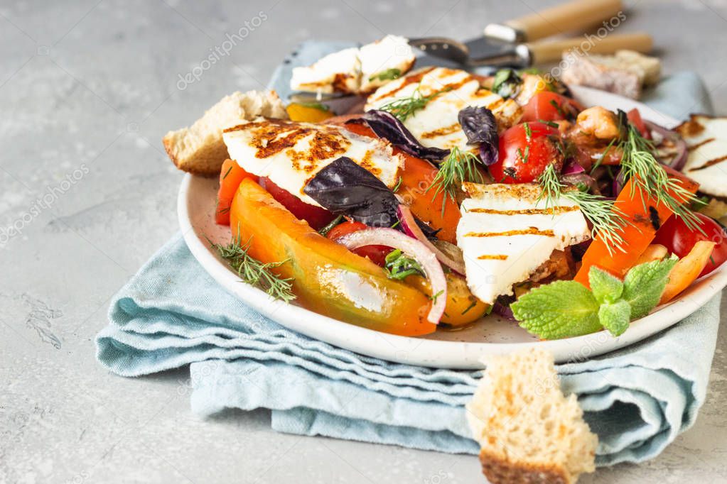 Tomato, baked pepper and onion salad with grilled haloumi cheese (halloumi). Keto diet, healthy food.