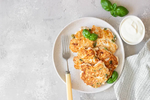 Sappige zelfgemaakte kipfilet op een keramische plaat met basilicum en zure room. Lichtgrijze betonnen achtergrond. — Stockfoto