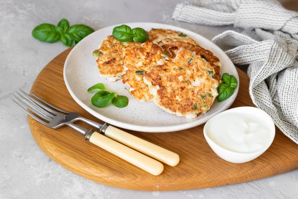 Sappige zelfgemaakte kipfilet op een keramische plaat met basilicum en zure room. Lichtgrijze betonnen achtergrond. — Stockfoto