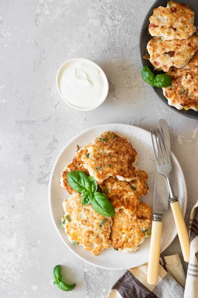 Zelfgemaakte kippensnijders gemaakt van gehakt vlees met maïs, groene erwten en rode paprika, lichtgrijze stenen tafel. Bovenaanzicht. — Stockfoto