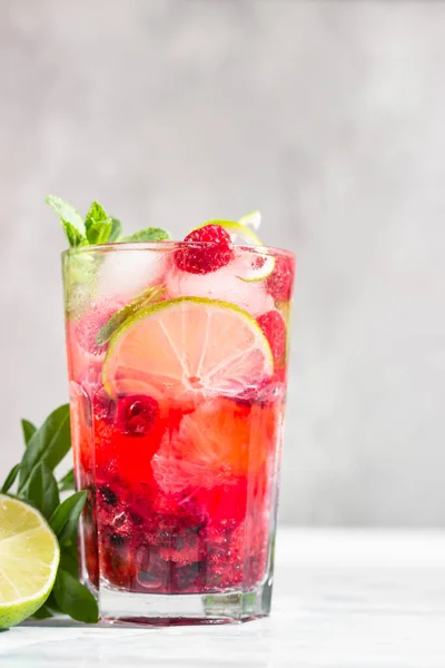 Limonade Alcoholvrije Cocktail Met Frambozen Limoen Munt Glas Grijze Ondergrond — Stockfoto