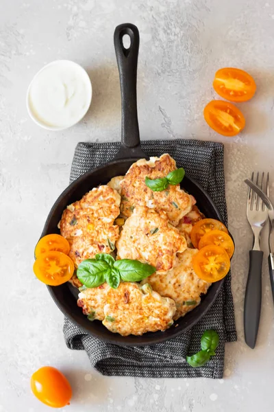 Snijwonden Gebakken Heerlijke Kip Kalkoenkoteletten Gietijzeren Pan Met Basilicum Tomaten — Stockfoto