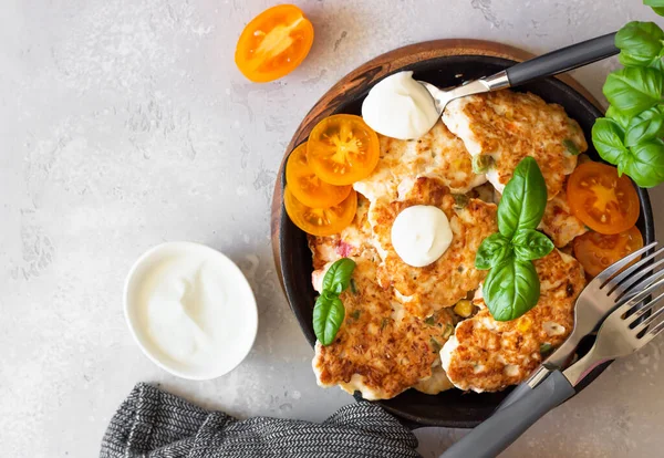 Snijwonden Gebakken Heerlijke Kip Kalkoenkoteletten Gietijzeren Pan Met Basilicum Tomaten — Stockfoto