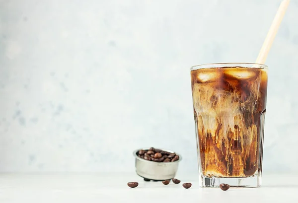 Eiskaffee Mit Milch Einem Hohen Glas Mit Gerösteten Kaffeebohnen Auf — Stockfoto