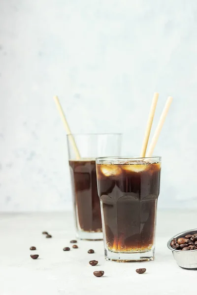 Espresso Tonic Erfrischendes Sommergetränk Mit Tonic Water Kaffee Und Eiswürfeln — Stockfoto