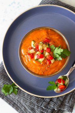 Domates çorbası, salatalık ve domatesli garnitür. İspanyol mutfağı. Üst görünüm.