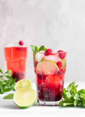 Pembe kokteyl ya da ahududu, nane, limon ve buzlu limonata. Yaz içeceği..