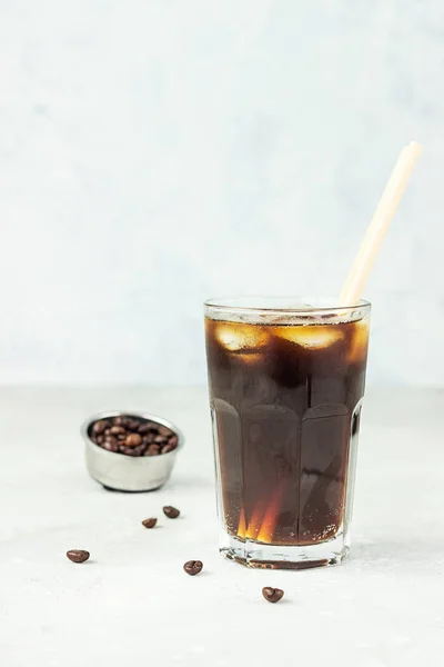 Espresso Tonic Erfrischendes Sommergetränk Mit Tonic Water Kaffee Und Eiswürfeln — Stockfoto